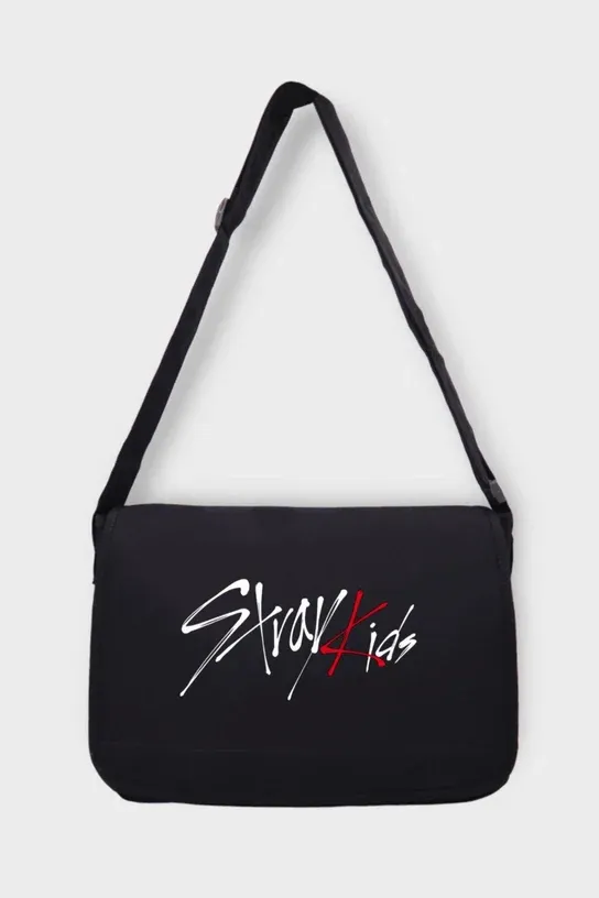 Siyah Stray Kids Yazılı Postacı Çanta